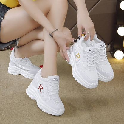 Původní tovární sleva 45%【35-40】👟 2025 nové prodyšné sportovní boty ze síťoviny, které zvyšují výšku